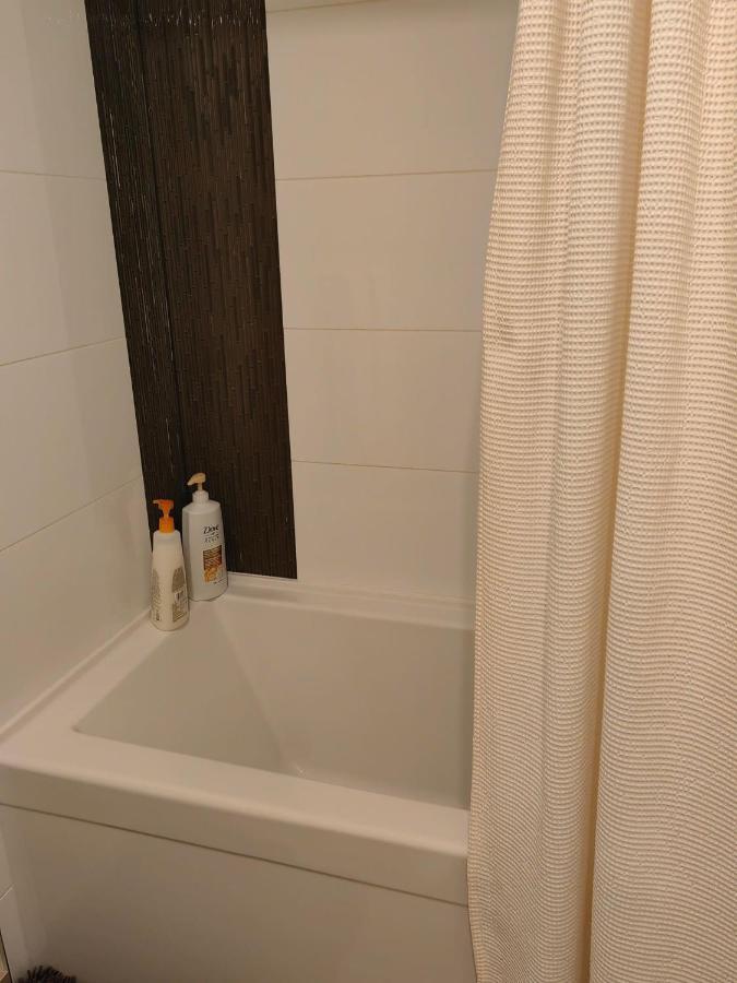 Lovely 1 Bedroom Condo ビクトリア エクステリア 写真